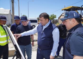 ТҮРКІСТАНДАҒЫ ТЕМІРЖОЛ ВОКЗАЛЫ МАҢЫНДА ЖОЛАУШЫЛАР КӨПІРЛЕРІ САЛЫНУДА