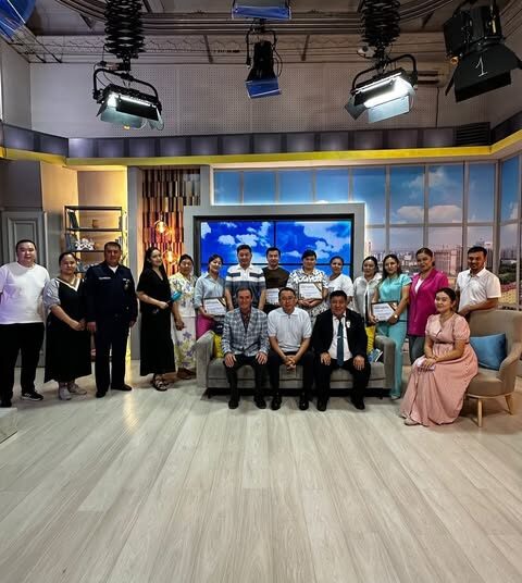 БАҚ ҚЫЗМЕТКЕРЛЕРІН МАРАПАТТАУ: ЖУРНАЛИСТЕР МЕН ҚОҒАМ ӨКІЛДЕРІНЕ АРНАЛҒАН ҚҰРМЕТ