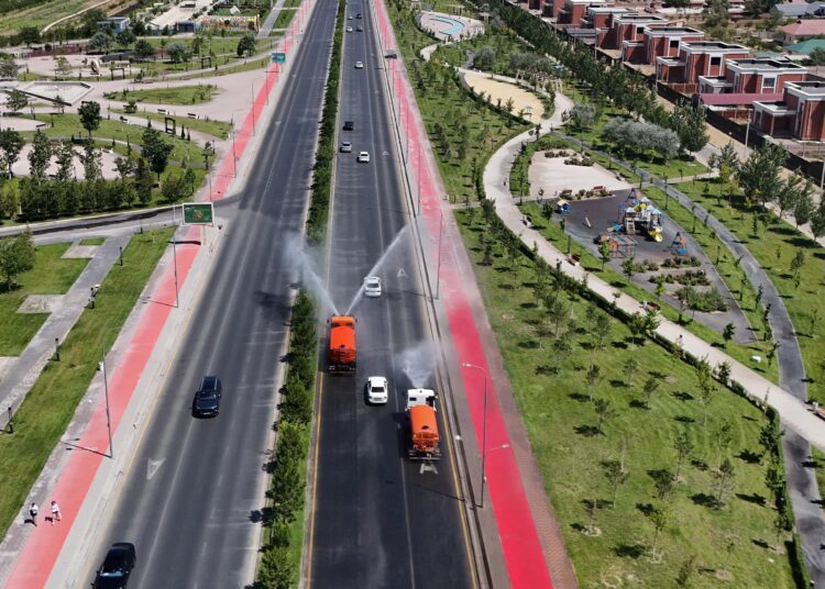 ТҮРКІСТАНДА АЭРАЦИЯ ӘДІСІМЕН КҮНІНЕ 2 РЕТ ЖОЛДАРДЫ СУАРУ ЖҰМЫСТАРЫ ЖҮРГІЗІЛУДЕ