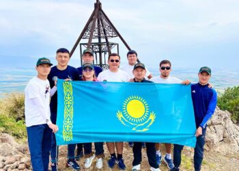 МЕМЛЕКЕТТІК РӘМІЗДЕР КҮНІНЕ ОРАЙ ҚАЗЫҒҰРТТЫҚ ЖАСТАР 1700 МЕТРДЕН АСТАМ БИІКТІККЕ ТУ ТІКТІ