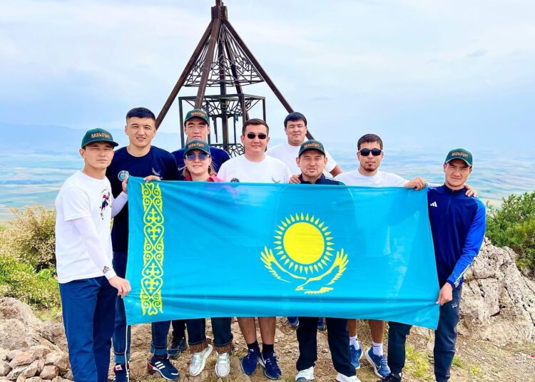 МЕМЛЕКЕТТІК РӘМІЗДЕР КҮНІНЕ ОРАЙ ҚАЗЫҒҰРТТЫҚ ЖАСТАР 1700 МЕТРДЕН АСТАМ БИІКТІККЕ ТУ ТІКТІ