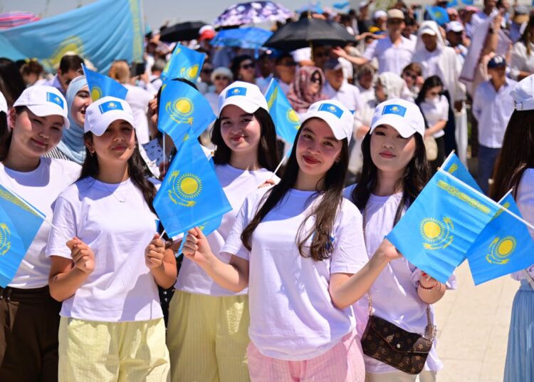 Гимн в тысячи сердец: Шымкент отпраздновал День государственных символов у самого высокого флага мегаполиса