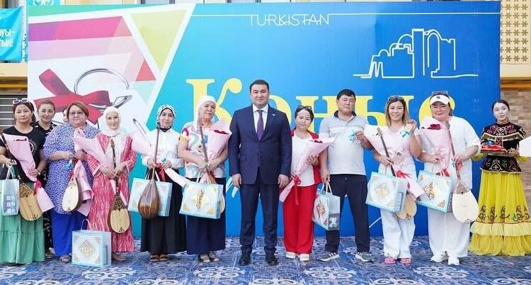 ТҮРКІСТАНДА 100-ГЕ ЖУЫҚ ОТБАСЫНА БАСПАНА КІЛТІ МЕН ДОМБЫРА ТАРТУ ЕТІЛДІ