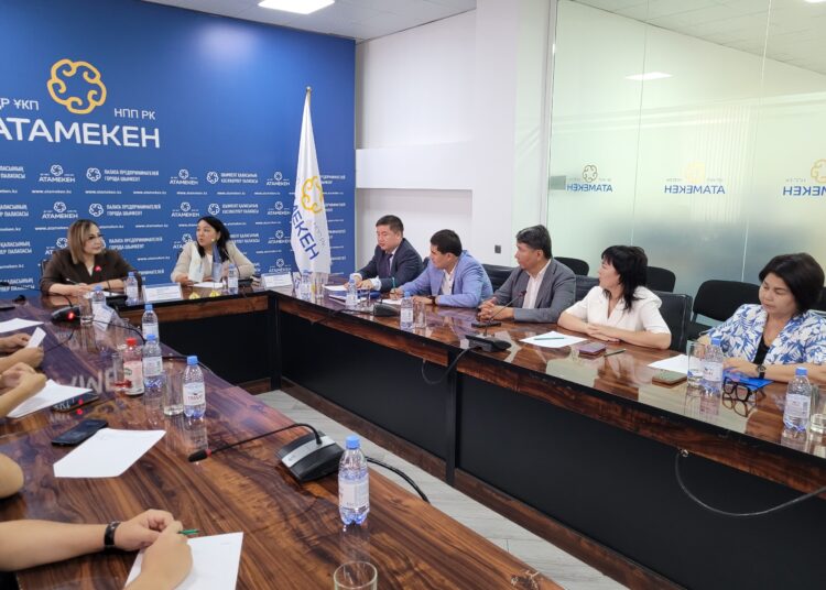 Предприниматели Шымкента совместно с сенатором обсудили вопросы в сфере образования
