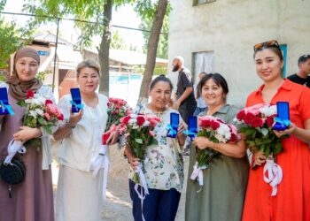 Аким Шымкента вручил ключи новосёлам в рамках модернизации района «Зелёная балка»