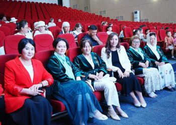 ШЫМКЕНТТЕ 70-ТЕН АСА ОҚУШЫҒА МЕКТЕП ҚҰРАЛ-ЖАБДЫҚТАРЫ ТАБЫСТАЛДЫ