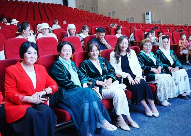 ШЫМКЕНТТЕ 70-ТЕН АСА ОҚУШЫҒА МЕКТЕП ҚҰРАЛ-ЖАБДЫҚТАРЫ ТАБЫСТАЛДЫ