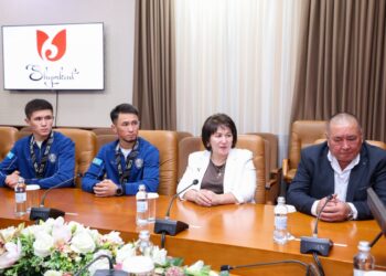 ШЫМКЕНТ ҚАЛАСЫНЫҢ ӘКІМІ ӘЛЕМ ЖӘНЕ АЗИЯ ЧЕМПИОНДАРЫМЕН КЕЗДЕСТІ