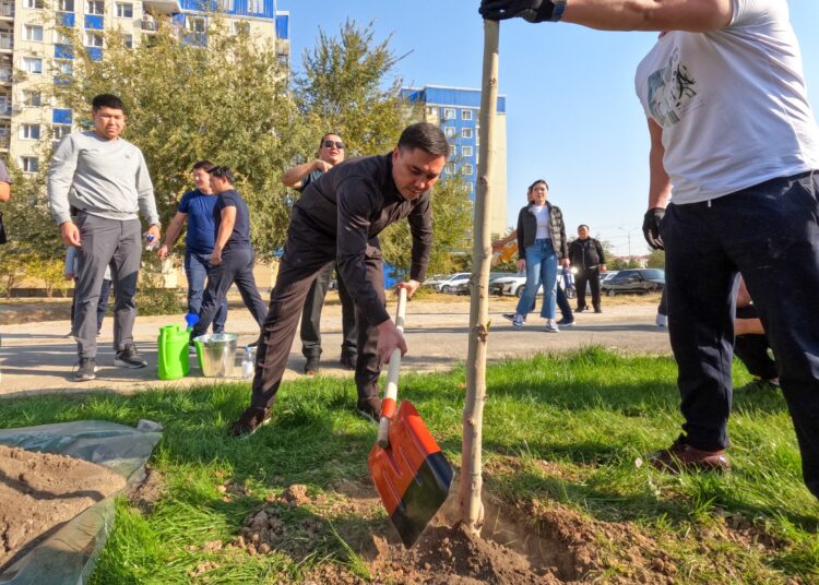 ШЫМКЕНТ ӘКІМІ ҚАЛА ТҰРҒЫНДАРЫМЕН БІРГЕ АҒАШ ОТЫРҒЫЗУ АКЦИЯСЫНА ҚАТЫСТЫ