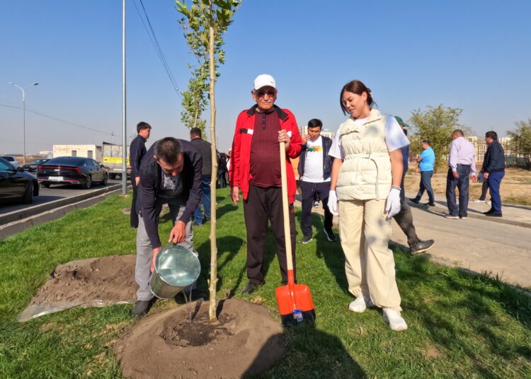 ШЫМКЕНТ ӘКІМІ ҚАЛА ТҰРҒЫНДАРЫМЕН БІРГЕ АҒАШ ОТЫРҒЫЗУ АКЦИЯСЫНА ҚАТЫСТЫ