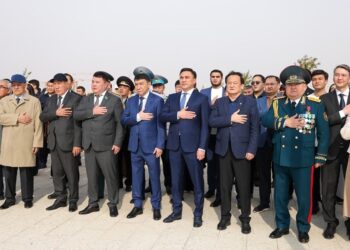 В Шымкенте в честь Дня Республики торжественно подняли Государственный флаг