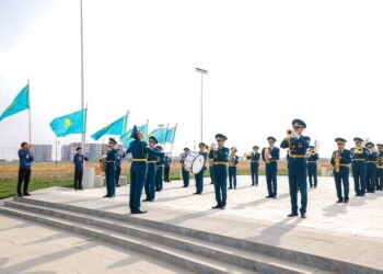 В Шымкенте в честь Дня Республики торжественно подняли Государственный флаг