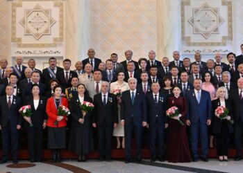 РЕСПУБЛИКА КҮНІ ҚАРСАҢЫНДА ПРЕЗИДЕНТ ЕҢБЕК ӘУЛЕТТЕРІ МЕН ҚАРАПАЙЫМ ЖҰМЫСШЫЛАРДЫ МАРАПАТТАДЫ