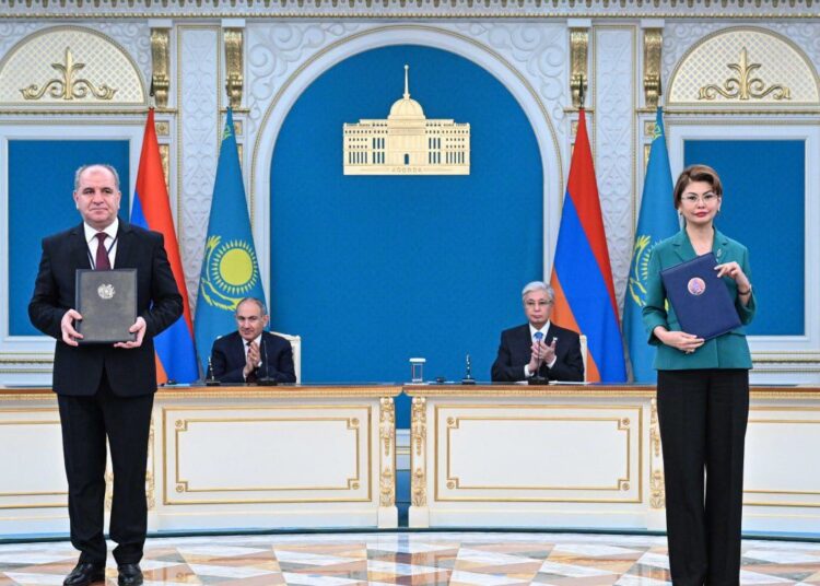 Қазақстан Президенті мен Армения Премьер-министрінің қатысуымен ресми делегация мүшелері төмендегідей үкіметаралық және ведомствоаралық құжаттармен алмасты: