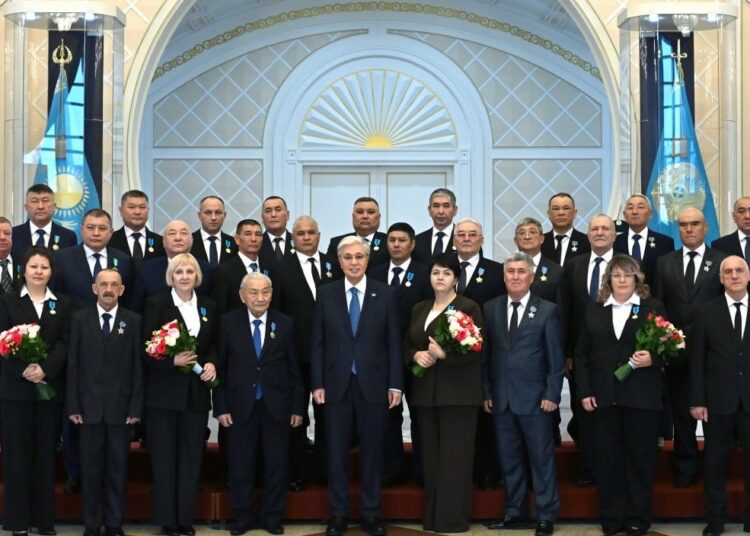 МЕМЛЕКЕТ БАСШЫСЫ ЭНЕРГЕТИКА САЛАСЫ ҚЫЗМЕТКЕРЛЕРІН КӘСІБИ МЕРЕКЕСІМЕН ҚҰТТЫҚТАДЫ