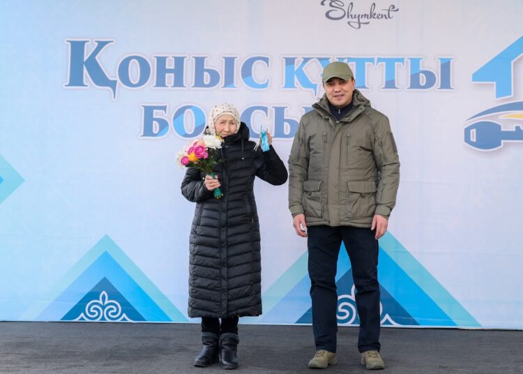 Шымкентте әлеуметтік осал топтағы азаматтар тұрғын үймен қамтылуда