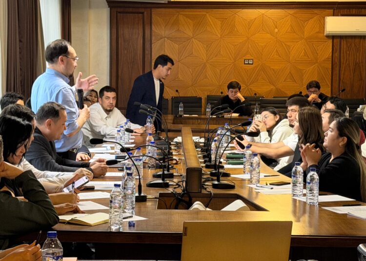 Түркістанда жас кәсіпкерлермен галстуксіз форматтағы ашық кездесу өтті