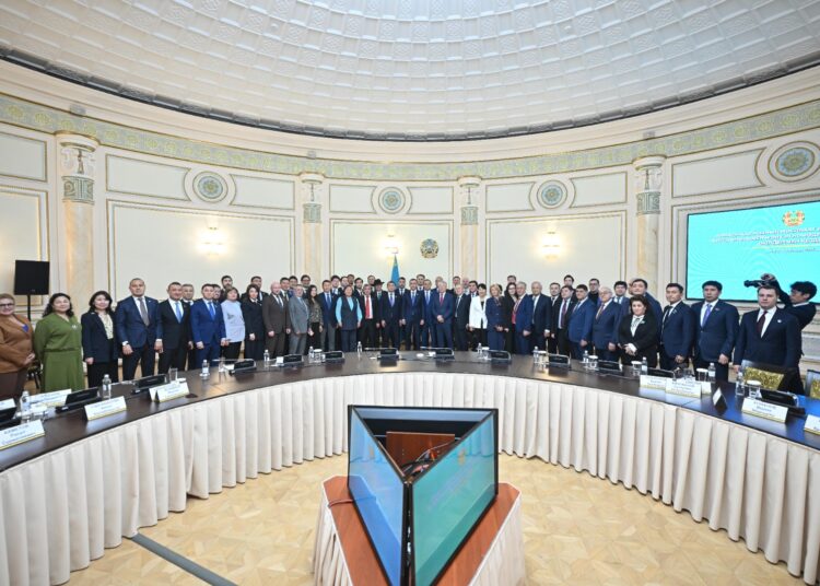 МӘУЛЕН ӘШІМБАЕВ АЛМАТЫ ҚАЛАСЫНЫҢ БЕЛСЕНДІ АЗАМАТТАРЫМЕН ЖАҢА КОНСТИТУЦИЯ ЖОБАСЫНЫҢ НЕГІЗГІ МӘНІН ТАЛҚЫЛАДЫ