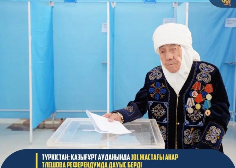 ТҮРКІСТАН: ҚАЗЫҒҰРТ АУДАНЫНДА 101 ЖАСТАҒЫ АНАР ТЛЕШОВА РЕФЕРЕНДУМДА ДАУЫС БЕРДІ