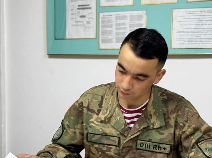 Алға ұмтылғандарға әскер қолдау көрсетеді: Ұлттық ұланның сарбазы мобилографияны дамытып, әскери бөлім өмірін таспалауда