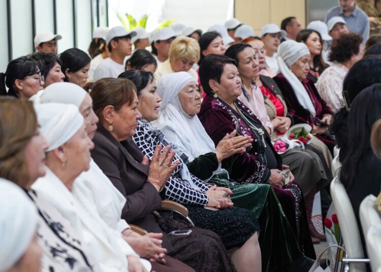 ТҮРКІСТАНДА «ӘЛЕМНІҢ ЖАРЫҒЫ – АНА» МЕРЕКЕЛІК КЕШІ ӨТІП, ХАНЫМДАР МЕН АРУЛАРҒА ҚҰРМЕТ КӨРСЕТІЛДІ