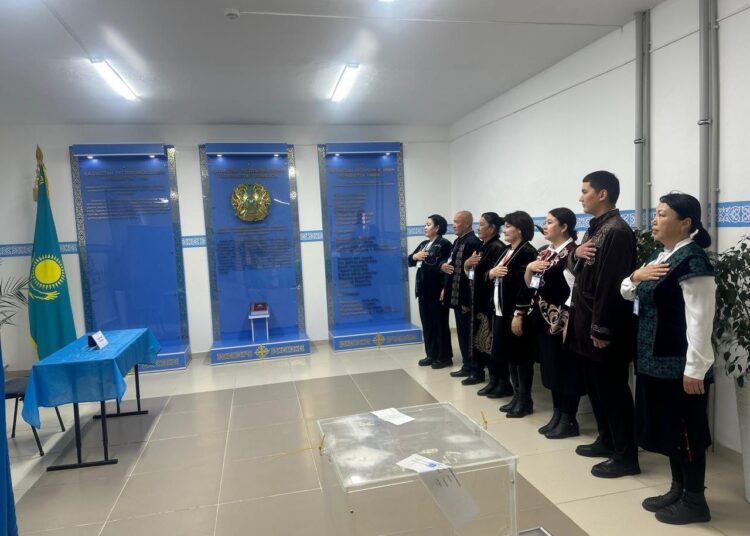 РЕФЕРЕНДУМ: В ТУРКЕСТАНСКОЙ ОБЛАСТИ ЧЛЕНЫ КОМИССИИ ПРИШЛИ В НАЦИОНАЛЬНОЙ ОДЕЖДЕ