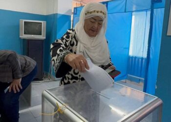 ТҮРКІСТАН ОБЛЫСЫНДА «ДОМАЛАҚ АНА» АНСАМБЛІ САЯСИ НАУҚАНҒА ҰЛТЫҚ КИІММЕН КЕЛІП ДАУЫС БЕРДІ