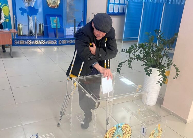 ТҮРКІСТАН: МАҚТААРАЛДА «МҮГЕДЕКТЕР МЕН СОҚЫРЛАР» ҰЙЫМЫНЫҢ ТӨРАҒАСЫ ЕРҒАЛИ БАЗАРБАЕВ ӨЗ ТАҢДАУЫН ЖАСАДЫ