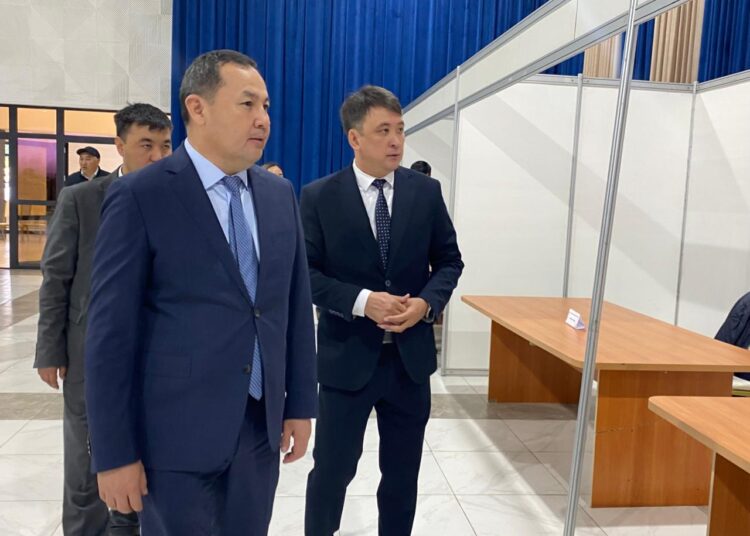 Шымкент: Өңіраралық бос жұмыс орындары жәрмеңкесінде 8 мыңнан астам бос орын ұсынылды