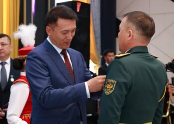 ОТАН ҚОРҒАУШЫЛАРЫ МЕН ЖЕҢІС АРДАГЕРЛЕРІНЕ ҚҰРМЕТ КӨРСЕТІЛДІ