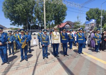 Последний звонок под звуки военного оркестра: необычная церемония прошла в школе-лицее №210 Алматы