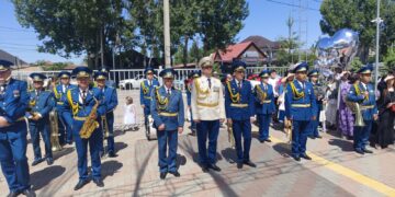 Последний звонок под звуки военного оркестра: необычная церемония прошла в школе-лицее №210 Алматы