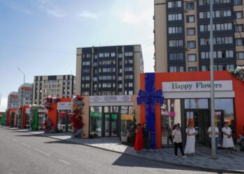 ШЫМКЕНТТЕ ҚАЛА КҮНІНЕ ОРАЙ ЗАМАНАУИ ГҮЛДЕР АЛЛЕЯСЫ АШЫЛДЫ