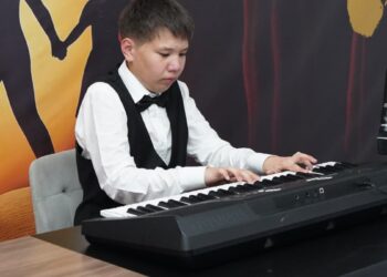ТҮРКІСТАН ОБЛЫСЫНЫҢ ӘКІМІ «ДАРА ҰРПАҚ» ИНКЛЮЗИВТІ ТЕАТРЫНЫҢ ҰЖЫМЫМЕН КЕЗДЕСТІ