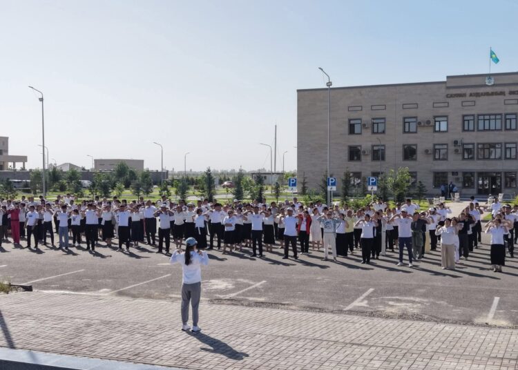 ТҮРКІСТАН: САУРАНДА МЕМЛЕКЕТТІК РӘМІЗДЕР КҮНІНЕ ОРАЙ БІРЫҢҒАЙ ТАҢҒЫ ЖАТТЫҒУ ҰЙЫМДАСТЫРЫЛДЫ