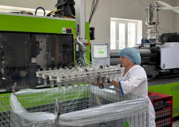 ТҮРКІСТАН: САЙРАМ АУДАНЫНДА ПЭТ ПЛАТФОРМАЛАРЫН ӨНДІРЕТІН ЗАУЫТ ІСКЕ ҚОСЫЛДЫ
