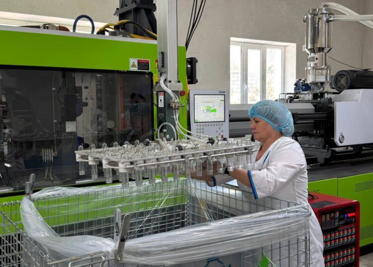 ТҮРКІСТАН: САЙРАМ АУДАНЫНДА ПЭТ ПЛАТФОРМАЛАРЫН ӨНДІРЕТІН ЗАУЫТ ІСКЕ ҚОСЫЛДЫ