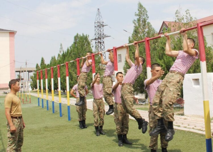 Әскер шыңдаған достық: Ұлттық ұланның әскери бөлімінде колледжде бірге оқыған 10 студент қызмет етуде
