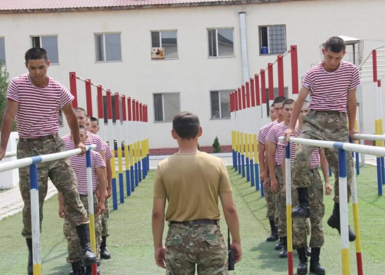 Әскер шыңдаған достық: Ұлттық ұланның әскери бөлімінде колледжде бірге оқыған 10 студент қызмет етуде