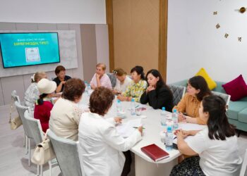АНАЛАР КЕҢЕСІ ЖАҢА КОНСТИТУЦИЯНЫҢ НЕГІЗГІ БАҒЫТТАРЫН ТАЛҚЫЛАДЫ