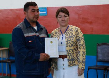ҚҰРЫЛТАЙ: САУРАНДА АЛҒАШҚЫ КЕЛГЕН БЕС САЙЛАУШЫҒА КОНСТИТУЦИЯ КІТАБЫ ТАБЫСТАЛДЫ