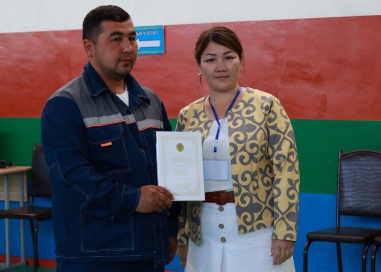 ҚҰРЫЛТАЙ: САУРАНДА АЛҒАШҚЫ КЕЛГЕН БЕС САЙЛАУШЫҒА КОНСТИТУЦИЯ КІТАБЫ ТАБЫСТАЛДЫ