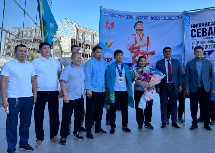 Шымкенттік әлем чемпионын әуежайдан салтанатты түрде күтіп алды