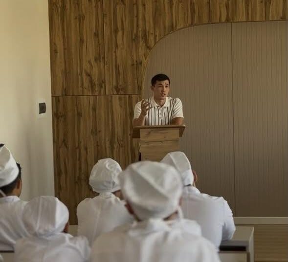 ЖАСТАРҒА ӘЛЕУМЕТТІК ҚАУІПТЕРДІҢ АЛДЫН АЛУ ЖӘНЕ БІРЛІК ҚҰНДЫЛЫҚТАРЫ ТҮСІНДІРІЛДІ