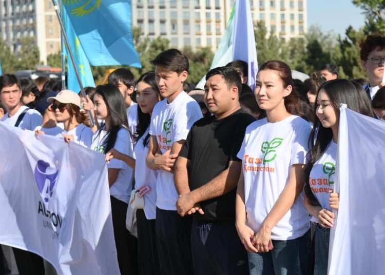 Сенбілікте бас қосқан мың жас: Шымкентте ауқымды экологиялық акция өтті