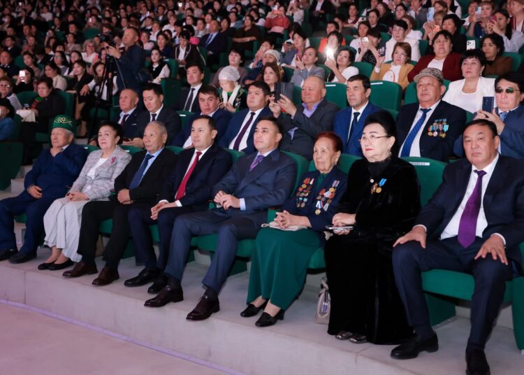 В ШЫМКЕНТЕ КО ДНЮ УЧИТЕЛЯ ЧЕСТВОВАЛИ ПЕДАГОГОВ