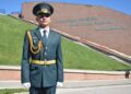 Республика күні: Президент қолынан шен алған Ұлттық ұлан офицері жас сарбаздарды әскери қызметке баулып жүр.