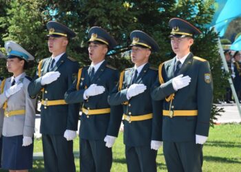 Республика күні: Президент қолынан шен алған Ұлттық ұлан офицері жас сарбаздарды әскери қызметке баулып жүр.