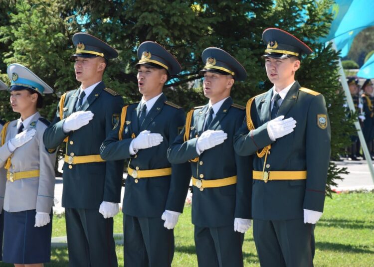 Республика күні: Президент қолынан шен алған Ұлттық ұлан офицері жас сарбаздарды әскери қызметке баулып жүр.