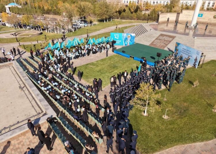 ТҮРКІСТАН ОБЛЫСЫНДА КӨК ТУ КӨККЕ КӨТЕРІЛІП, КӨК БАЙРАҚҚА ҚҰРМЕТ КӨРСЕТІЛДІ